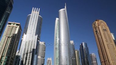 Almas tower ve Jumeirah Lakes Towers