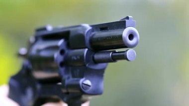 Adam bir tabanca ateş eder.