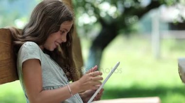 Beyaz tablet ile güzel kız 