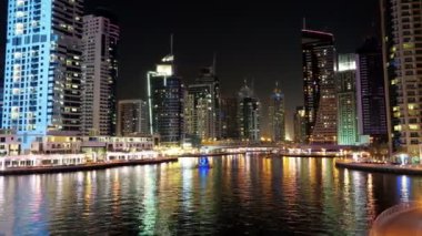Gece Dubai Marina 'sı