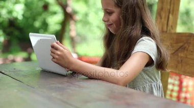 Kız beyaz tablet ile
