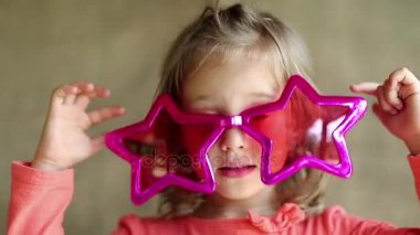 Büyük pembe gözlüklü küçük kız 