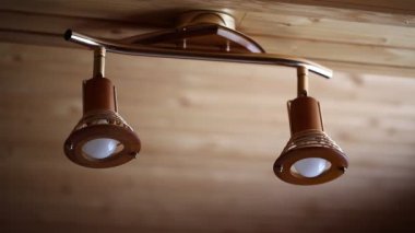 Lambalar asılı ışık geçiş 