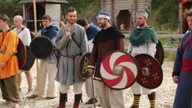  Savaşçılar elinde silah ile