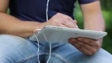 Adam tutan eller tablet PC