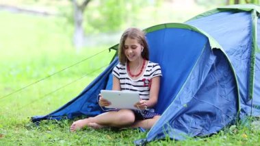 Güzel kız tablet ile iletişim kurar.  