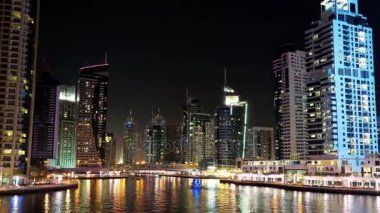 Gece Dubai Marina 'sı
