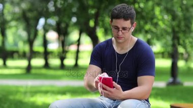 Kırmızı smartphone ile yetişkin adam  