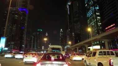 Dubai şehir trafik geceleri 