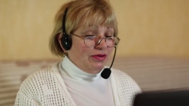 kadın laptop yolu ile iletişim kurar.