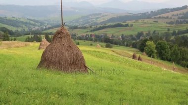 haystacks ile yeşil tepeler