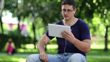 Adam tablet ile iletişim kurar.  