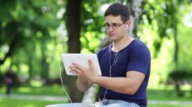 Adam beyaz tablet ile  