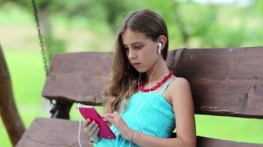 Güzel kız kırmızı smartphone kullanır