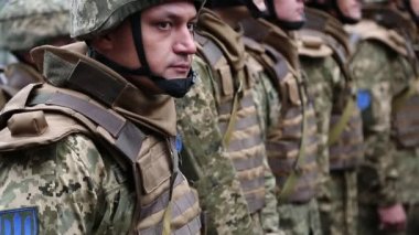 Askerlere Kiev askeri geçit töreni   