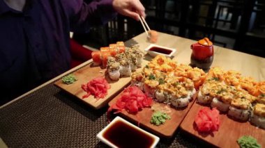 Adam Japon yemekleri yiyor