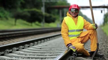 Demiryolu işçisi sarı üniformalı 