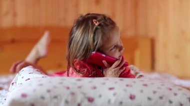 Akıllı telefonlu küçük kız. 