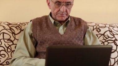 dizüstü bilgisayar kullanan adam