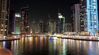 Gece Dubai Marina 'sı
