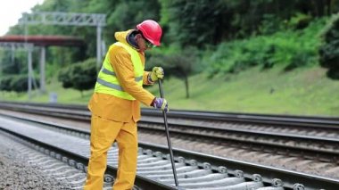 Railwayman sarı üniformalı 