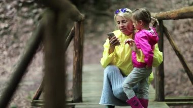 Anne ve kızı ile smartphone  