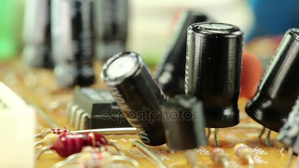 Microcircuito chip con componentes electrónicos — Vídeo de stock