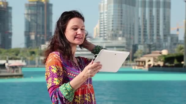 Mujer se comunica a través de tableta PC — Vídeos de Stock