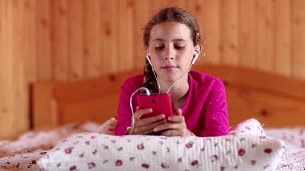 Chica bonita se comunica a través de teléfono inteligente — Vídeo de stock