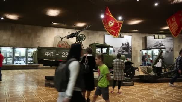 La gente en el museo nacional de la historia de Ucrania — Vídeo de stock