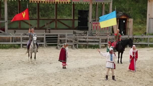 Acteurs dans l'arène au parc Kyivan Rus — Video