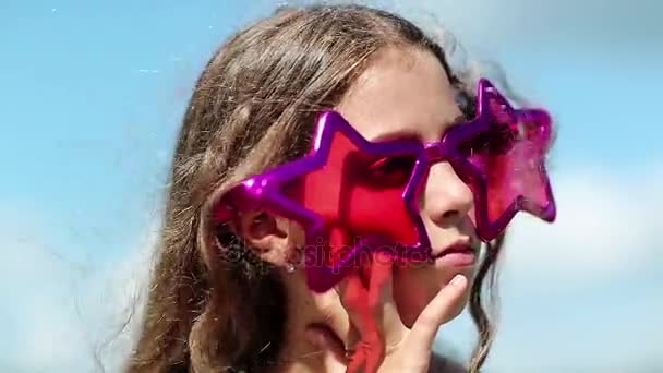 Девушка в больших розовых очках — стоковое видео