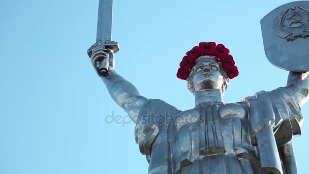 Mother Motherland with red poppy crown — Stock Video
