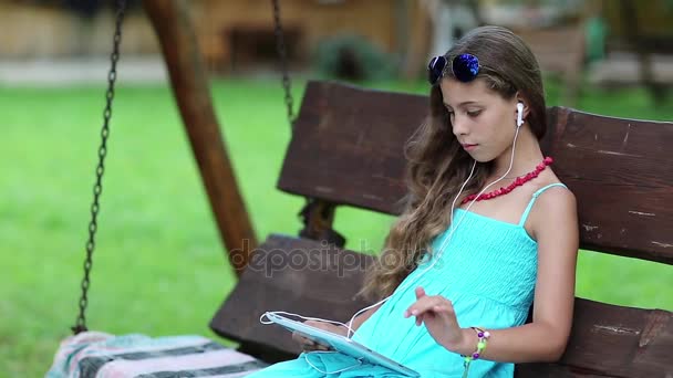 Όμορφο κορίτσι κρατά στα χέρια του tablet — Αρχείο Βίντεο