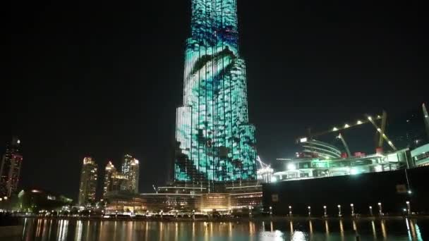 Burj Khalifa con iluminación nocturna — Vídeos de Stock