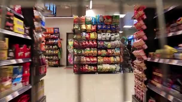 Mensen binnen de supermarkt — Stockvideo