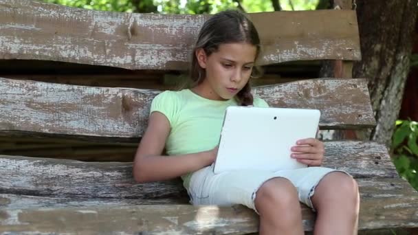 Little gir utilise Tablet PC — Video