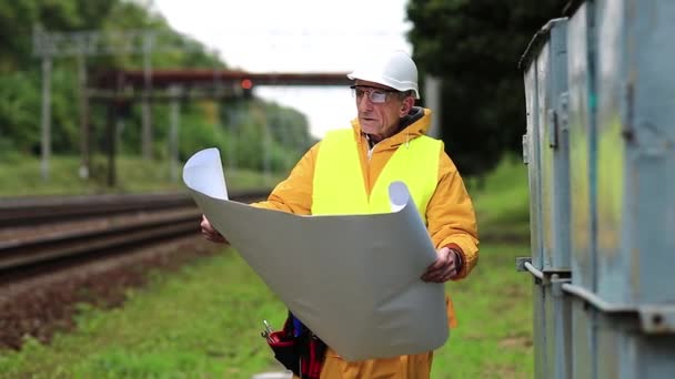 Robotnik kolejowy w mundurze żółty — Wideo stockowe