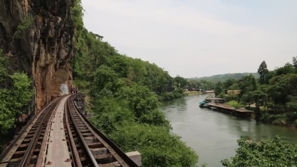 Gente en ferrocarril cerca del río Kwai — Vídeo de stock