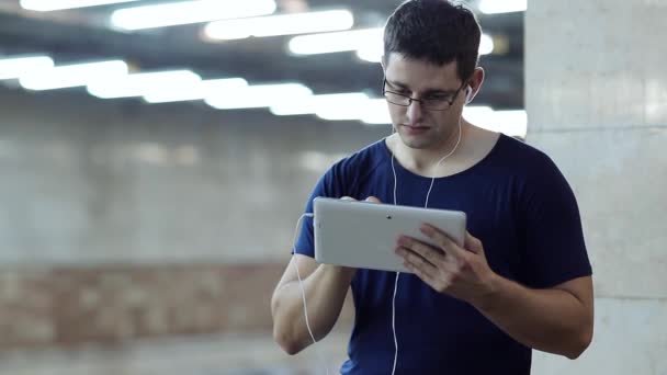 Hombre con la tableta dentro de la estación subterránea — Vídeos de Stock