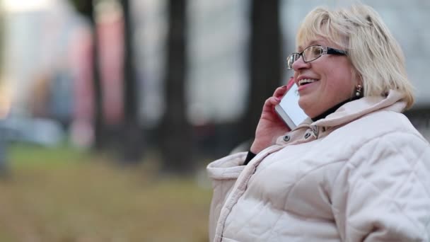 Mujer rubia habla en el teléfono celular — Vídeos de Stock