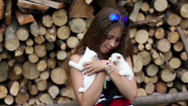 Dívka drží v rukou koťata