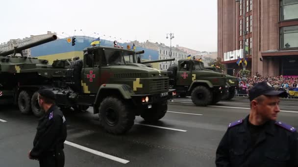 Slavnostní přehlídka vojenské techniky v Kyjevě — Stock video