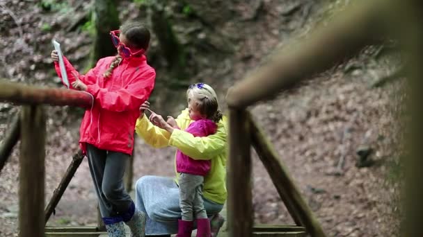 Mère et deux filles avec smartphone et tablette — Video