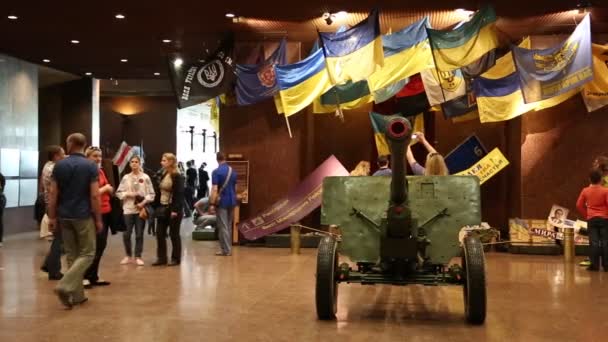 Pessoas em museu nacional de história — Vídeo de Stock