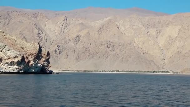 Ship sails along Musandam peninsula — Stock Video