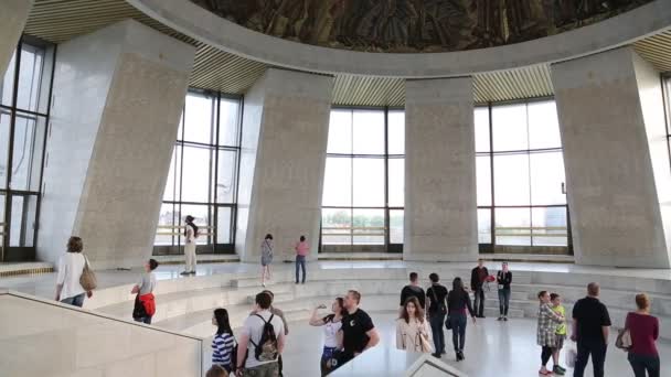 La gente en el museo nacional de la historia de Ucrania — Vídeos de Stock