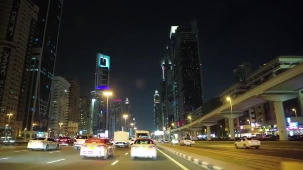 Dubai stadtverkehr in der nacht — Stockvideo