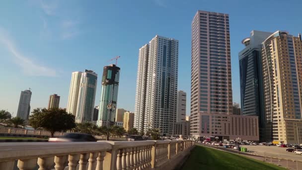 Wegverkeer in Sharjah stad — Stockvideo