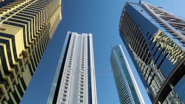 Radniční věž a Jumeirah Lakes Towers — Stock video